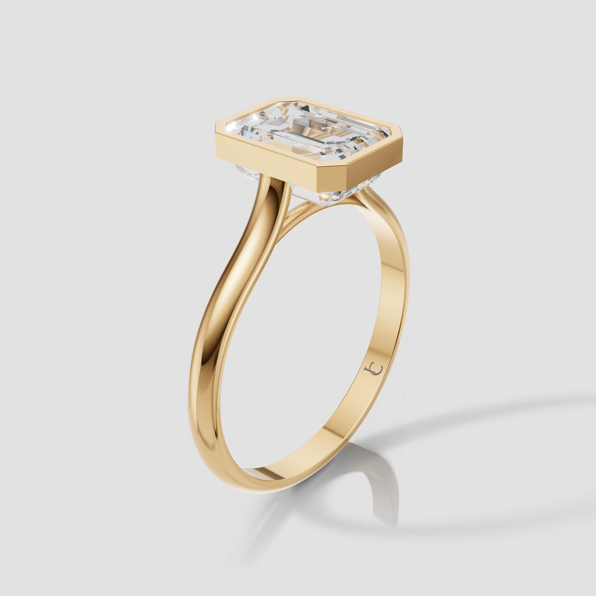 Edith Emerald Bezel in Yellow Gold