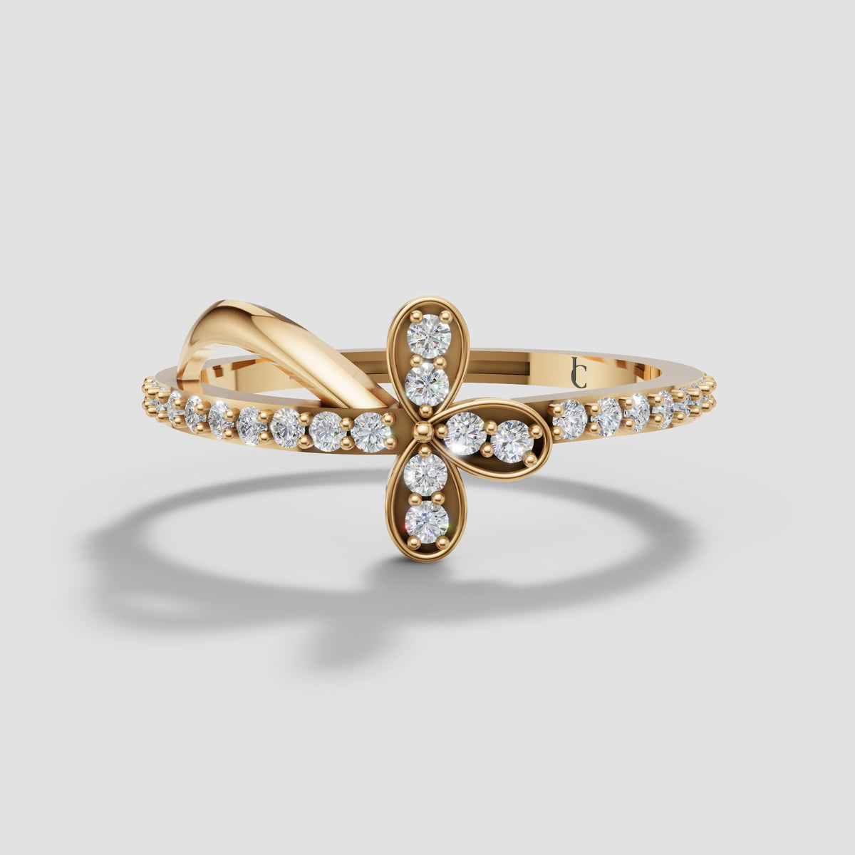 Fleur Clover Pave Ring in Yellow Gold